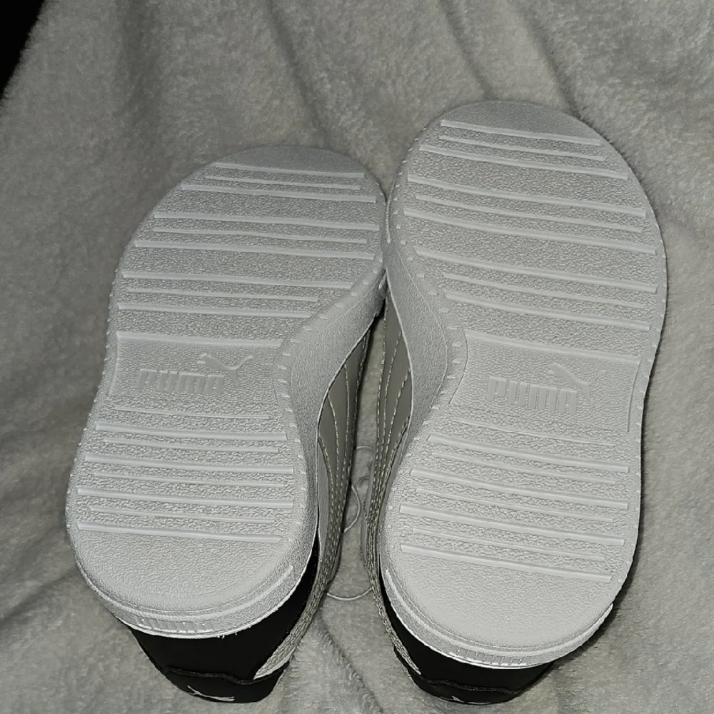 Puma Kids Black White Gray Court Sneakers Casual Sporty Low-Top Design Size 12 - Picture 10 of 10